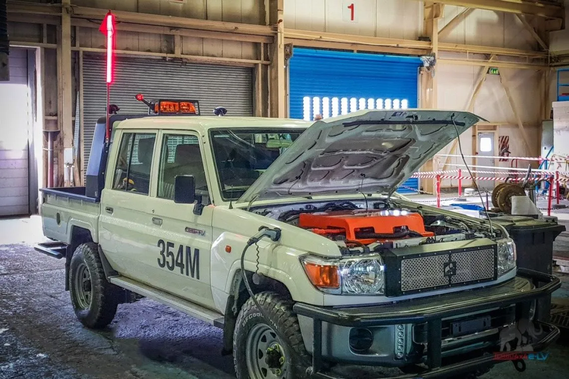 Electric Cruiser in mine workshop (3x2)